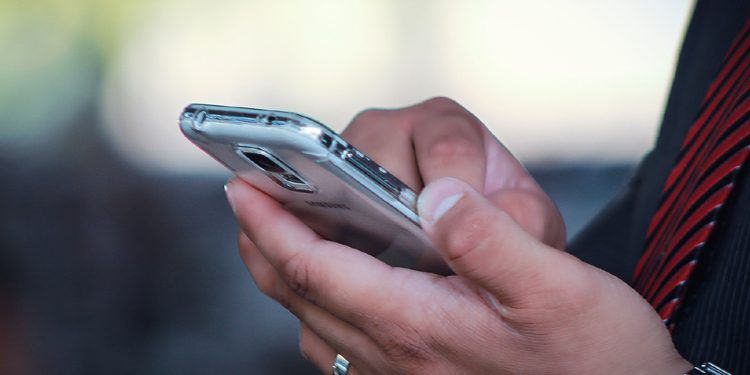 মুঠোফোনে খুদে বার্তার যন্ত্রণা বন্ধের উপায় জানিয়েছে বিটিআরসি