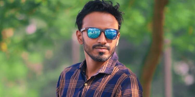 একাধারে শিল্পী-উদ্যোক্তা-আইটি বিশ্লেষক কলেজছাত্র জাহাঙ্গীর